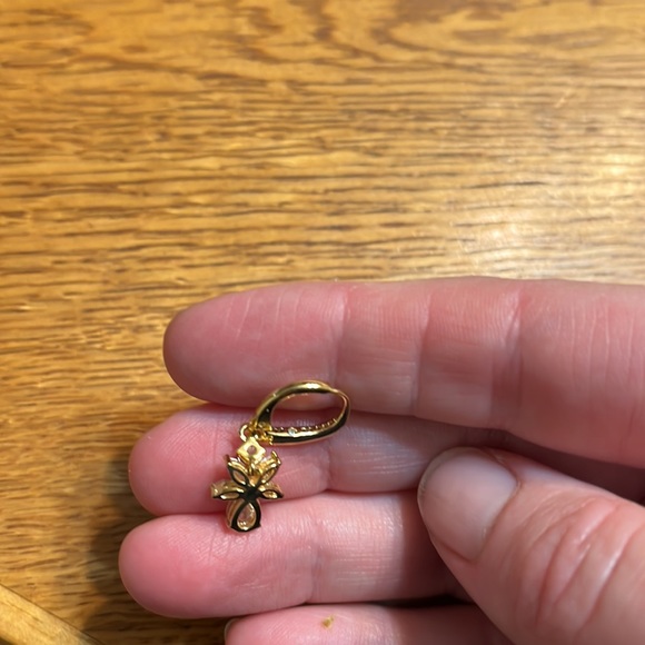 NWT Gold Toned Crystal Earrings - Picture 2 of 4